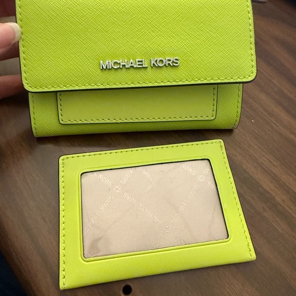 Michael Kors 2-in-1 wallet. Like new condition, used one week. - Picture 3 of 4